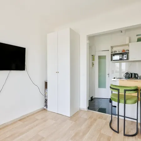 Cosy A 1min A Pied Du Metro Porte Des Lilas Apartment